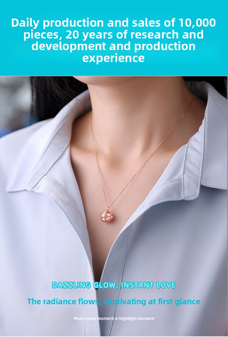 World Cup football 18K platinum necklace women's small gold ball pendant commemorative gift collarbone chain versatile jewelry Guochao